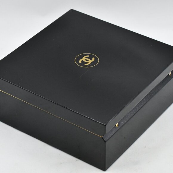 Chanel Black Sublimage Lacquered Magnetic Jewelry/Makeup Box - Picture 6 of 7
